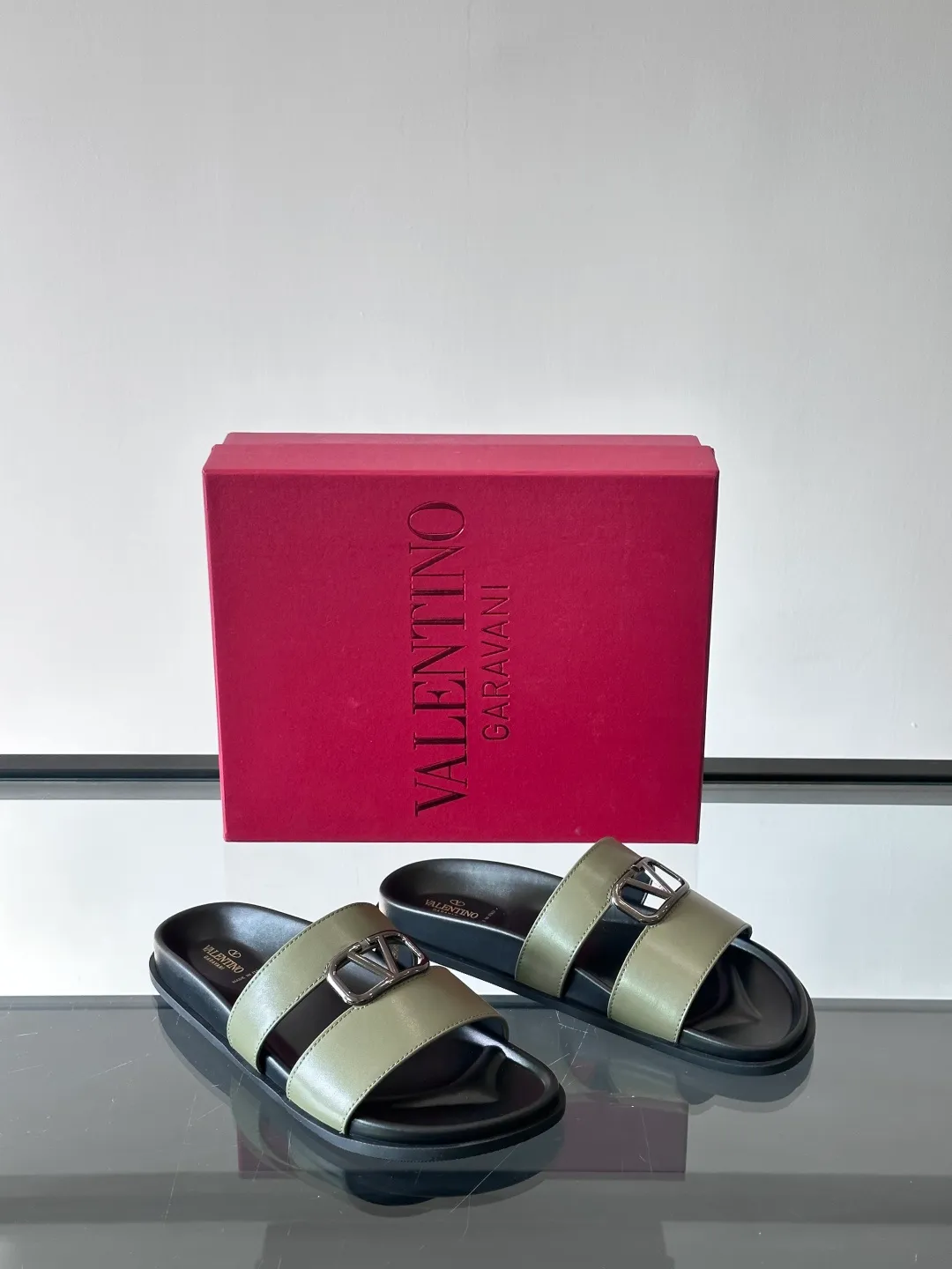 Men's shoes 💰p320 "VALENTINO" Valentino Men's 🧍‍♂️ Spring and summer new style metal rivet flat slippers, elegant sandals, the same style worn by celebrities, original molding, imported calfskin. Rubber outsole. Soft and durable, full set of counter packaging size: 39-44 (customized at 38.45.46)